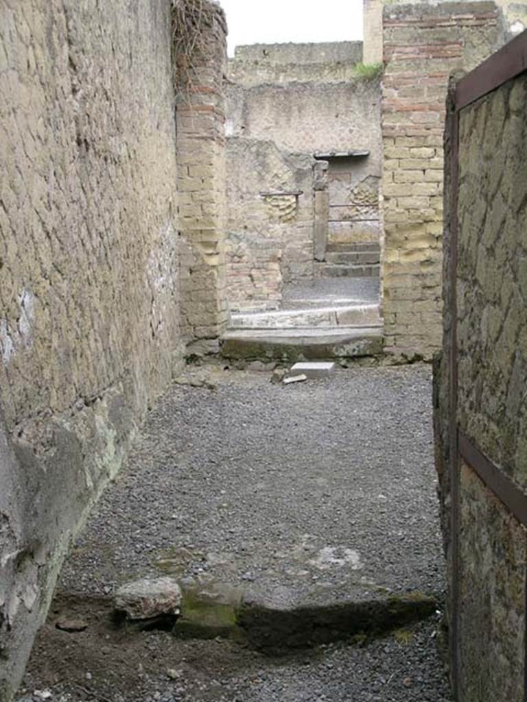Ins Or II, 15, Herculaneum. May 2004.
Looking west from corridor towards entrance doorway in west wall of workshop.
Photo courtesy of Nicolas Monteix.